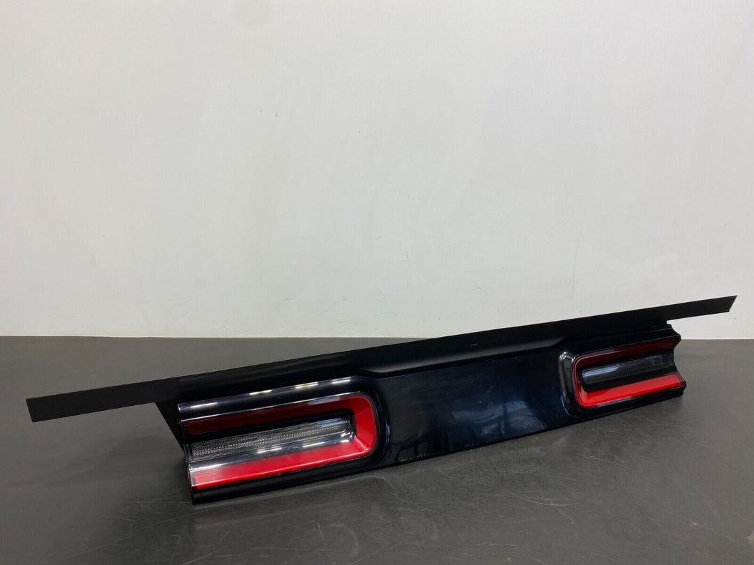2019 DODGE CHALLENGER HELLCAT REDEYE OEM CENTER TAIL LIGHT TRUNK LIGHT USED